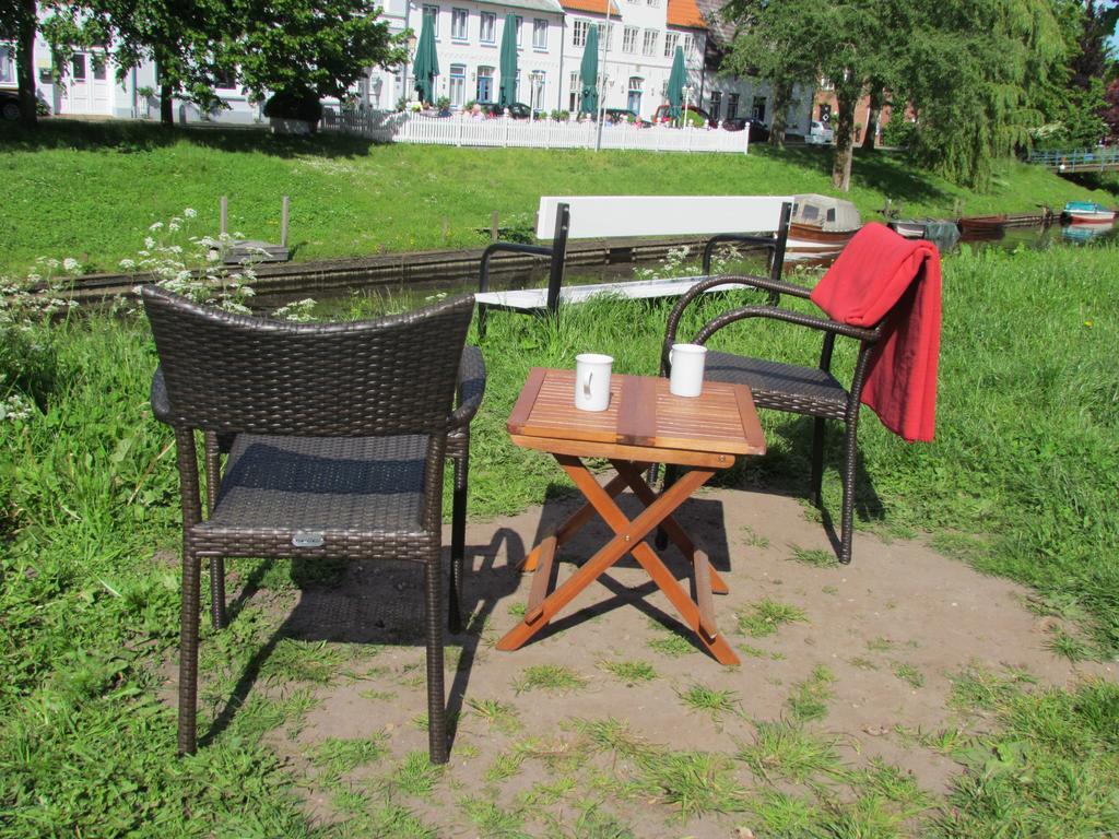 Apartments Im Froschhaus Mit Fruehstueckskuechen Friedrichstadt Exterior photo
